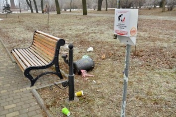 Вандалы натворили бед в одесском парке (ФОТО)