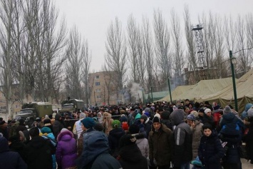 Более 3,5 тысяч жителей Авдеевки выстроились в очереди за едой