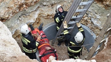 В Севастополе водитель крана, задев ЛЭП, получил удар током и упал в котлован