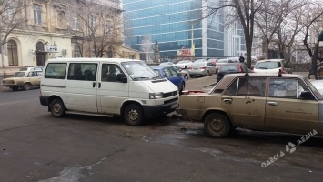 Сразу три «гения» парковки собрались на перекрестке в центре Одессы (фото)