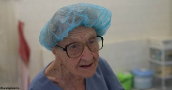 Ей 89, а она до сих пор делает по 4 операции в день в больнице в Рязани!