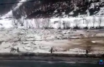 Потоп в Закарпатье: вода поднимается на глазах и несет гигантские брылы льда