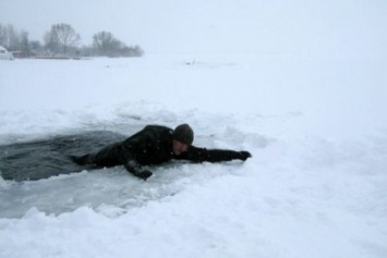 В Днепре спасатели напомнили жителям о безопасности на льду