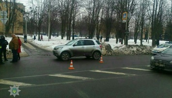 В Харькове возле райадминистрации кроссовер сбил пожилого мужчину