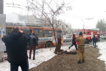 В Кривом Роге загорелся поломанный троллейбус (ФОТО)