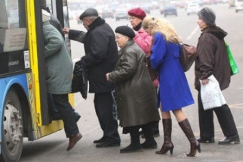 В Симферополе водитель маршрутки дверью прищемил голову пенсионеру, не пуская его в салон