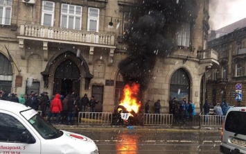 Во Львове десятки людей зажгли шины в знак протеста: появились видео