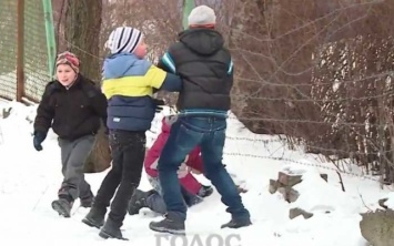 Как в тюрьме. В сети появилось видео детсада за колючей проволокой