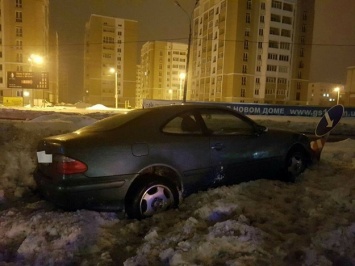 Напролом: на Салтовке водитель Mercedes врезался в дорожный знак и сбежал