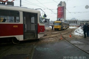 В Харькове на Южном вокзале столкнулись трамваи: есть пострадавший