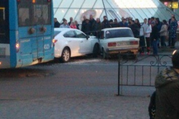 В Симферополе возле центрального "Ассорти" столкнулись иномарка и "Жигули", перегородив полдороги (ФОТО)