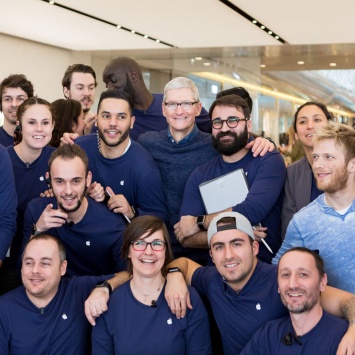 Сотрудники магазина Apple во Франции приветствовали Тима Кука свистом и овациями [видео]