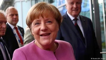 Меркель и Зеехофер сглаживают противоречия на фоне роста рейтингов СПДГ