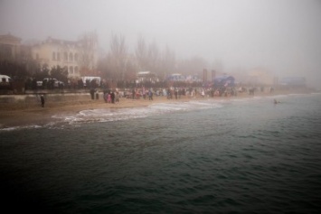 Около 250 любителей зимнего плавания съехались в Феодосию на традиционный заплыв (ФОТОФАКТ)