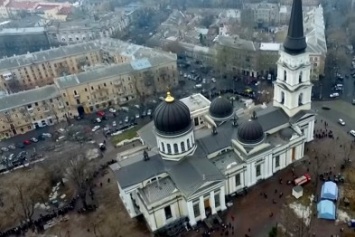 Очередь одесситов к Пантелеймону показали с высоты птичьего полета (ВИДЕО)