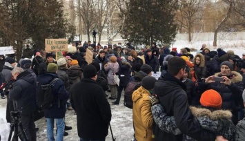 Участники пикета против памятника на площади Свободы "пришли в гости" к судье