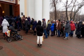 Последний день мощей в Одессе: бомжей накормили (ФОТО)