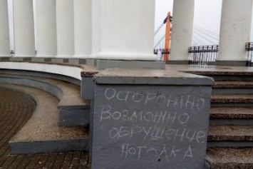 Опасно! В Одессе разрушается потолок Воронцовской колоннады (ФОТО)