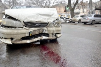 В центре Одессы столкнулись три автомобиля (ФОТО)