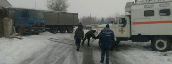 На Днепропетровщине спасатели извлекли грузовик, который въехал в жилой дом