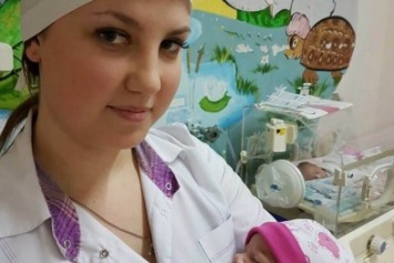 У маленькой девочки, которую мать оставила в подъезде скоро появится настоящая семья