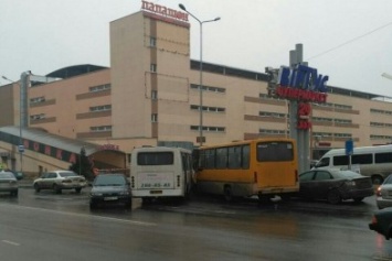 В Одессе на Котовского на дороге подскользнулись две маршрутки (ВИДЕО)