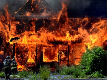 Пожар в жилом доме Днепра: спасатели два часа боролись с огнем