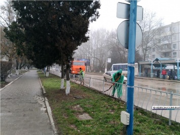 В Керчи помыли бордюры от грязи