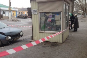 В Николаеве из-за скользких дорог автомобиль влетел в киоск, который задел бабушку (ФОТО)