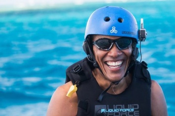 Обама на Гавайях катается на кайте