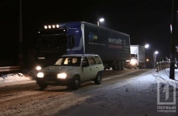 Криворожские полицейские помогали освободить фуры из снежного плена