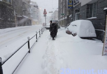 Тернополь засыпало снегом (Видео)