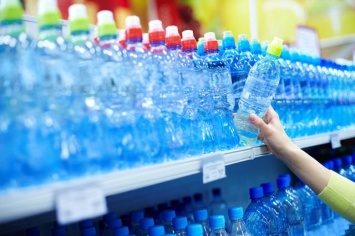 Ученые: Вода из пластиковых бутылок может повышать риск ожирения 