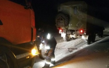 На трассе Берислав - Марьянское спасатели растаскивали пробку из 6 машин