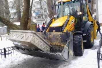 Кременчугские коммунальщики демонтировали уже 100 преград, блокирующих въезды во дворы (ФОТО)