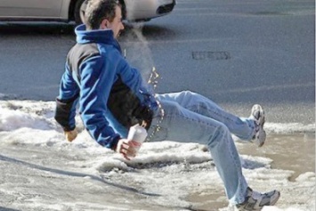 Креатив: Одеситы бинтуют ботинки и сыпят перед собой соль (ФОТО)