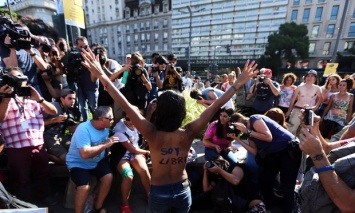Женщины Аргентины устроили демонстрацию топлесс за право загорать полуобнаженными