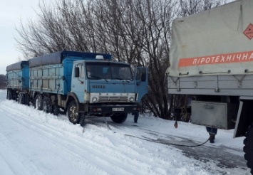 На Днепропетровщине в метровый снежный занос попали 32 грузовика