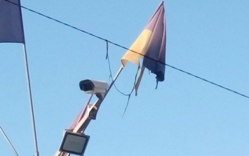 В Запорожье вместо флагов висят тряпки