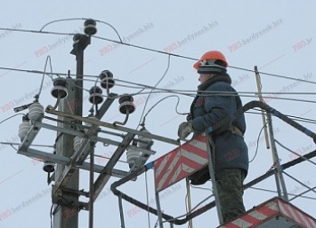 Сильный ветер оставил несколько домов в Бердянске без света