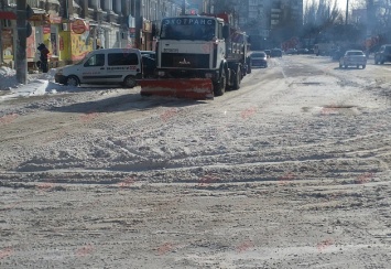 Техника бердянских коммунальных и частных предприятий задействована в расчистке улиц от снега