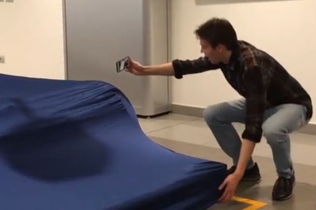 Видео: Квят пытается показать детали новой машины