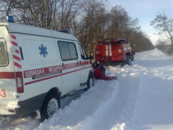 Ни пройти, ни проехать: под Запорожьем две скорые попали в снежные заметы