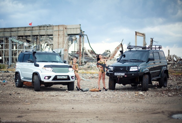 Их нравы: фотосет с девушками и авто на остатках аэропорта Луганска