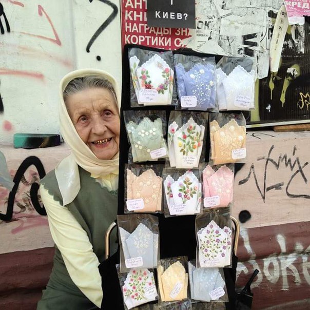 На Андреевском спуске бабушка продает вышитые платочки для армии