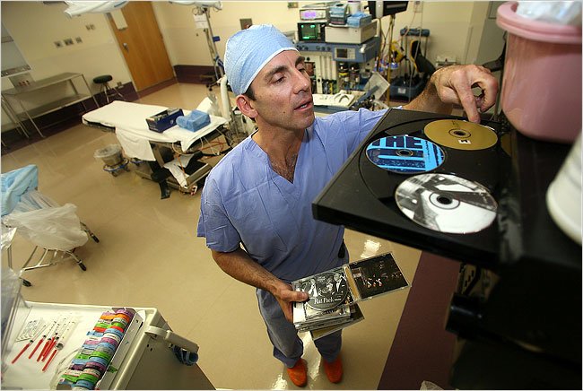 Ученые: Музыкальное сопровождение мешает хирургам проводить операции