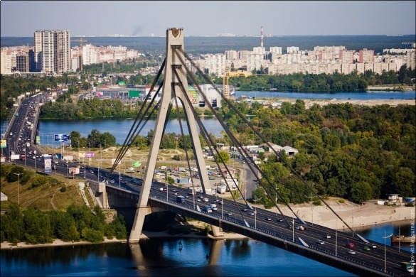 Киевляне поддерживают новые названия Московского моста и площади