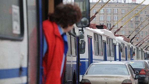 В Москве встали десятки троллейбусных и трамвайных маршрутов