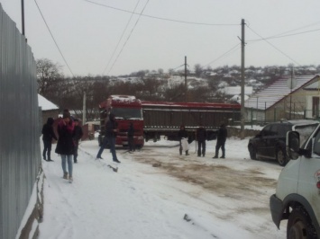 В Первомайске из-за непосыпанной дороги фура врезалась в забор жилого дома