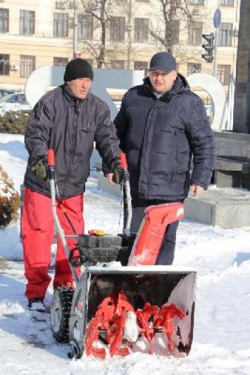 В Запорожье протестировали новую снегоуборочную технику